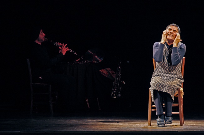 17 MARZO 2026 – TEATRO –   Al Piccolo e’ di scena Saverio La Ruina con “Dissonorata un delitto d’onore in Calabria”