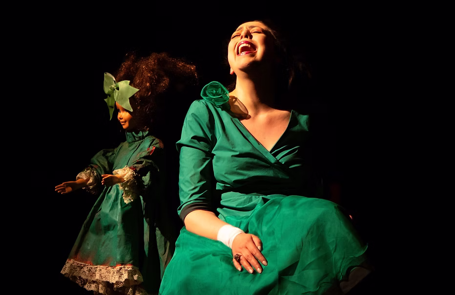 1 APRILE 2026 – TEATRO – Al Piccolo e’ in scena “APE REGINA UNA GIORNATA PER MOLLY BLOOM”